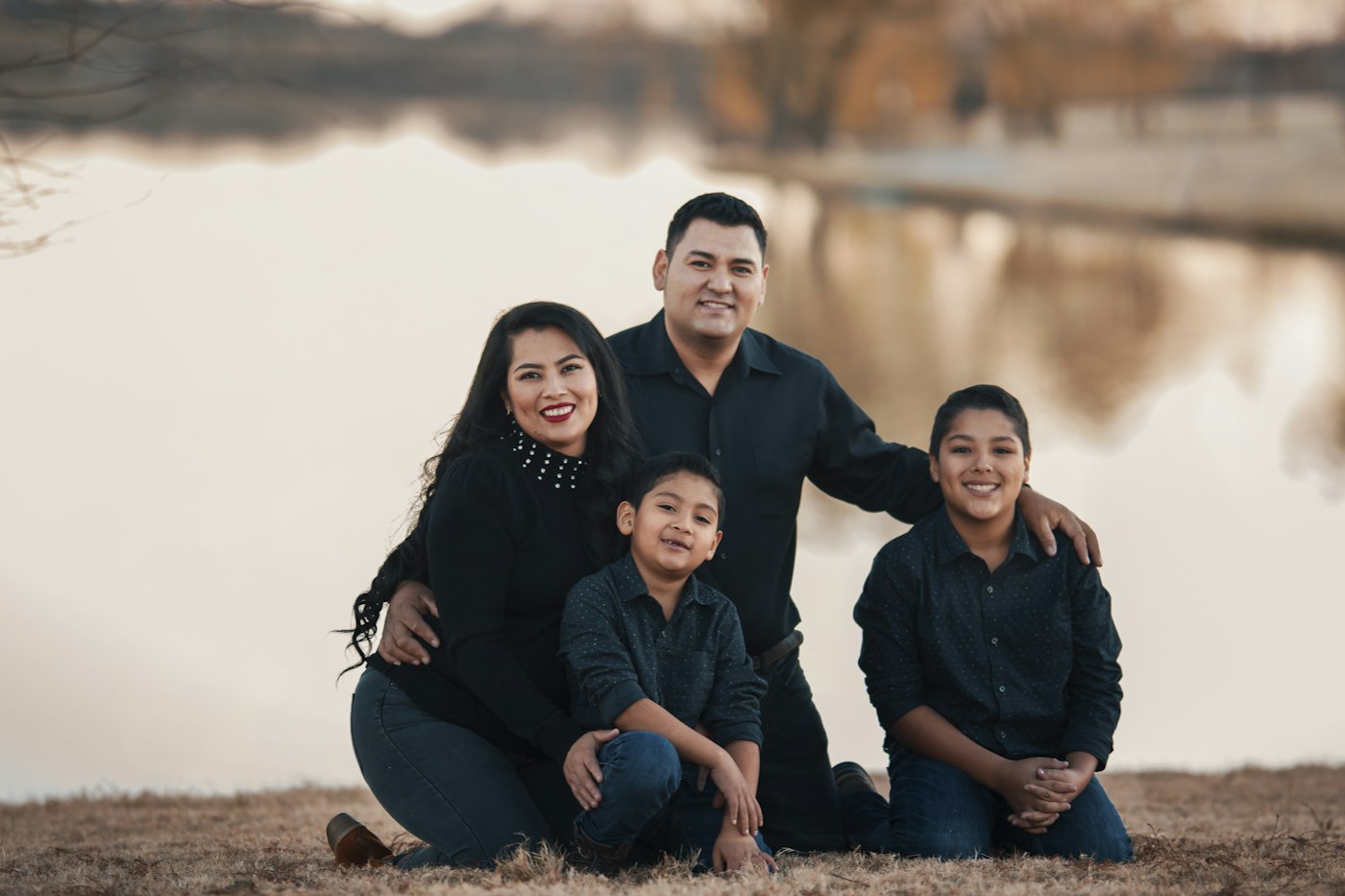 Familia latina sonriendo al aire libre